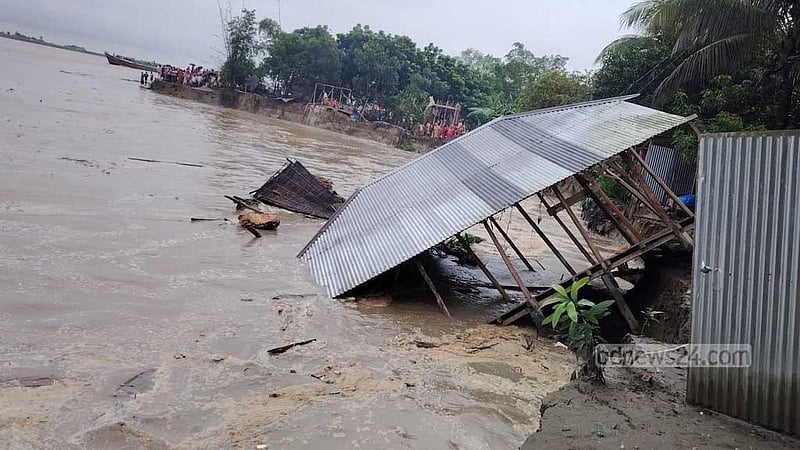 শরীয়তপুরে পদ্মা সেতু প্রকল্পের বাঁধে আবারো ধস, ৩০ ঘর নদীতে বিলীন