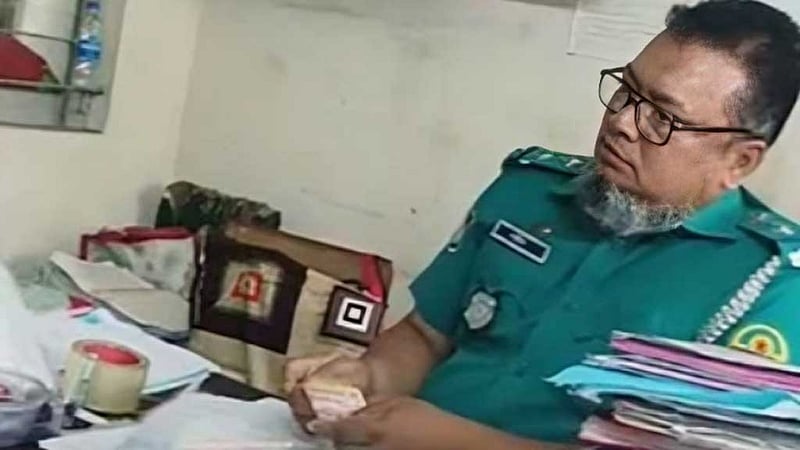 টাকা নেওয়ার ভিডিও ভাইরাল, এসআই প্রত্যাহার
