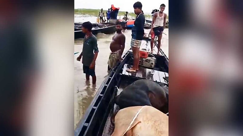 সিরাজগঞ্জে গরু চোর সন্দেহে দুইজনকে পিটিয়ে হত্যা, ২ জন হাসপাতালে