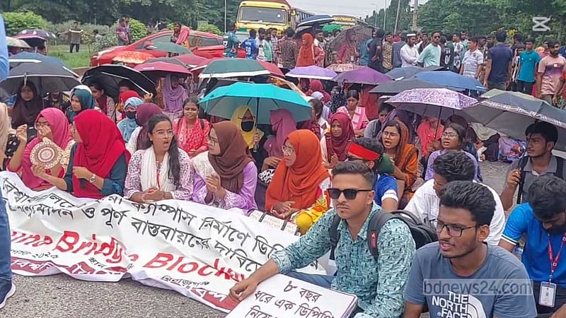 রবীন্দ্র বিশ্বদ্যালয়: যমুনা সেতুর মহাসড়কে ঘণ্টাব্যাপী ‘ব্লকেড’ শিক্ষার্থীদের