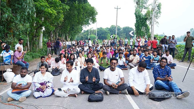 স্থায়ী ক্যাম্পাসের দাবিতে রবীন্দ্র বিশ্ববিদ্যালয় শিক্ষার্থীদের ফের মহাসড়ক অবরোধ