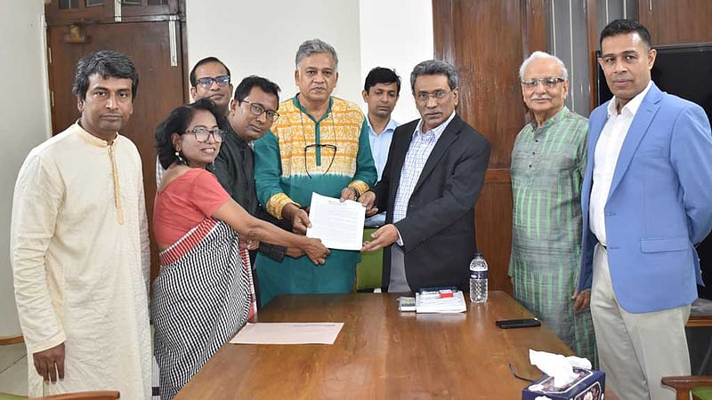 ঐকমত্য কমিশনে সুজনের ‘জাতীয় সনদ’ হস্তান্তর