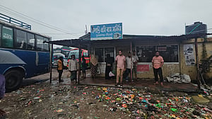 সুনামগঞ্জে শ্রমিক-শিক্ষার্থী দ্বন্দ্বে পরিবহন ধর্মঘট, যাত্রীদের ভোগান্তি