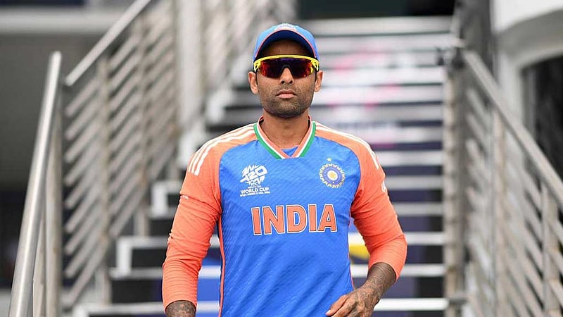 ‘নির্ভীক’ সুরিয়াকুমারের হাতে এশিয়া কাপের ট্রফি দেখছেন শেবাগ