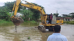এবার পুকুর থেকে দেড় লাখ ঘনফুট পাথর উদ্ধার