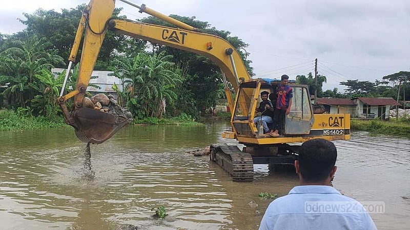 এবার পুকুর থেকে দেড় লাখ ঘনফুট পাথর উদ্ধার
