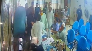 প্রধান শিক্ষকের চেয়ার নিয়ে নিলেন ‘বিএনপি নেতার’ ভাই, শিক্ষার্থীদের বিক্ষোভ