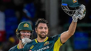 ছক্কার ডানায় উড়ছে অস্ট্রেলিয়া