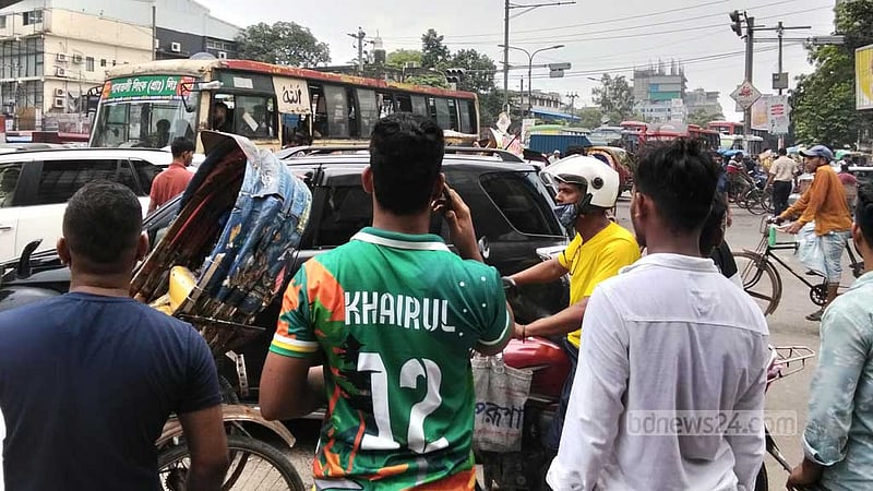 শাহবাগের সড়ক বন্ধ, আশপাশের সড়কে যানজট
