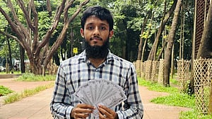 ডাকসু: ভোট চেয়ে ‘টাকা’ বিলি