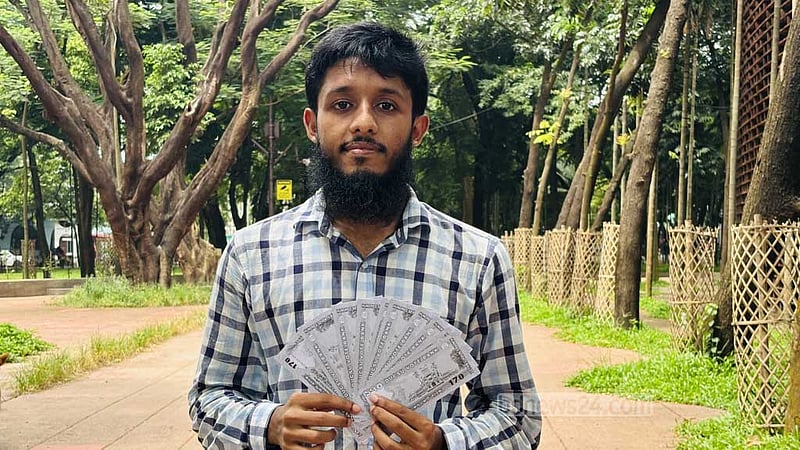 ডাকসু: ভোট চেয়ে ‘টাকা’ বিলি
