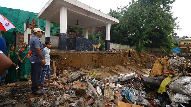 ভারতের রাজধানীতে দেয়াল ধসে নিহত ৭