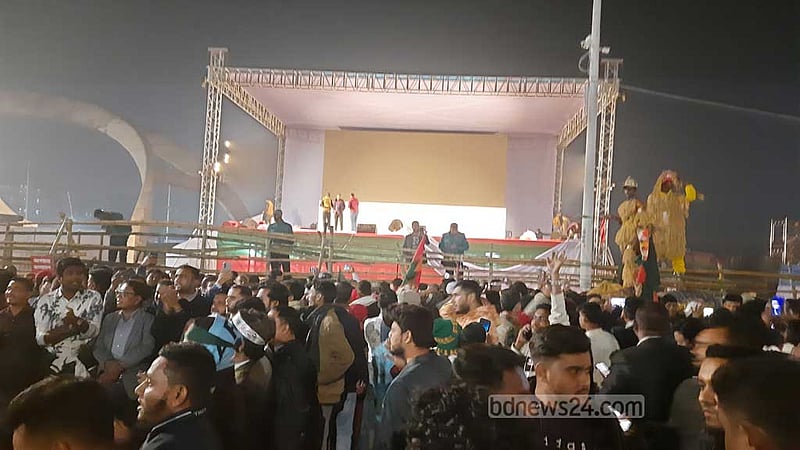 তারেকের সংবর্ধনায় ৩০০ ফিট সড়কে প্রস্তুত মঞ্চ