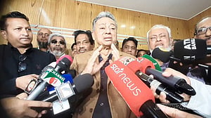 আমরা ‘গণতন্ত্রের দিকে’ যাচ্ছি: আমীর খসরু
