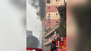 বাবুবাজারে আগুনে পুড়ল বহুতল ভবনের কক্ষ