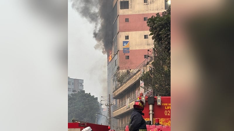 বাবুবাজারে আগুনে পুড়ল বহুতল ভবনের কক্ষ