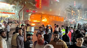 বাড্ডায় বাসে আগুন