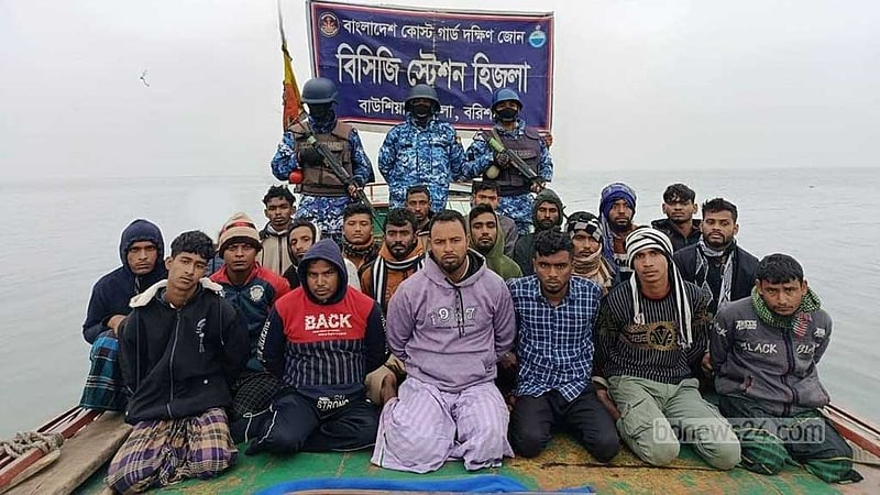 অবৈধ বালু উত্তোলন: বরিশালে মেঘনা থেকে ৫৭ ড্রেজার জব্দ, আটক ২০