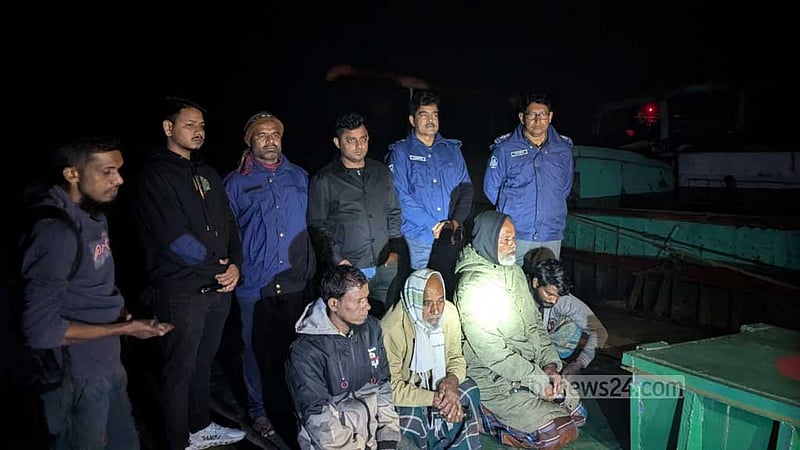 বরিশালে অবৈধ বালু উত্তোলন: ড্রেজার-নৌযান জব্দ, ৪ জনকে জরিমানা