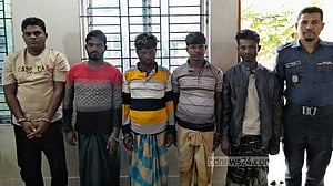 তেঁতুলিয়া নদীতে নৌযানে চাঁদাবাজি, আটক ৫