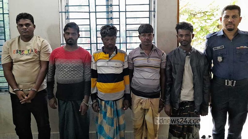 তেঁতুলিয়া নদীতে নৌযানে চাঁদাবাজি, আটক ৫