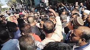 বরিশালে শহীদ বেদীতে বিএনপি নেত্রীর উপর হামলার অভিযোগ