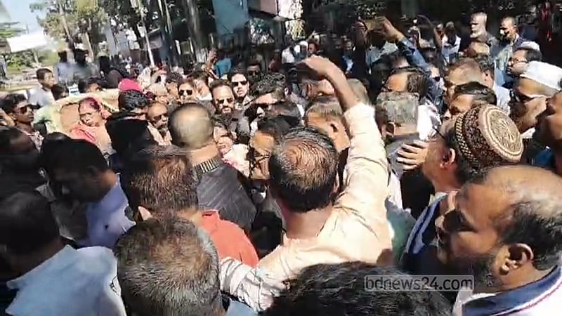 বরিশালে শহীদ বেদীতে বিএনপি নেত্রীর উপর হামলার অভিযোগ