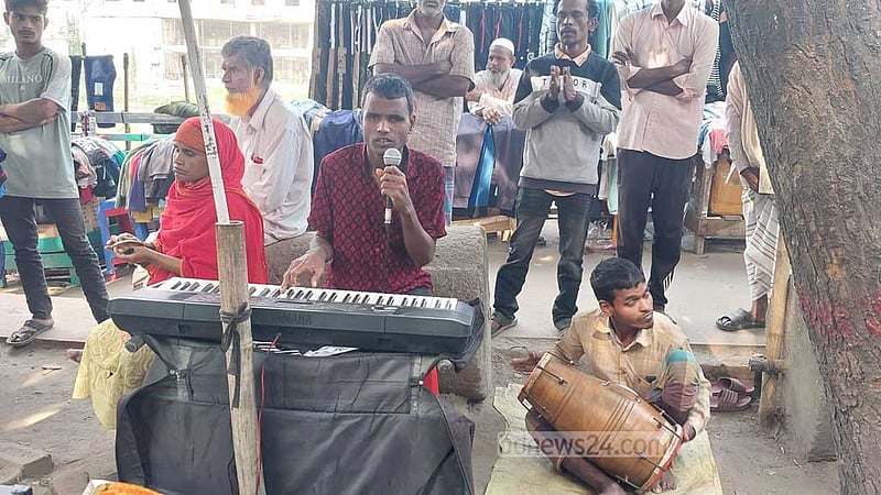 আবার গান গাইলেন দৃষ্টিপ্রতিবন্ধী হেলাল, কাটেনি ভয়