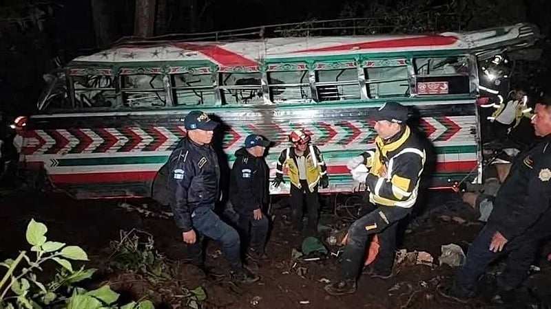 গুয়াতেমালায় যাত্রীবাহী বাস গিরিসঙ্কটে পড়ে নিহত ১৫