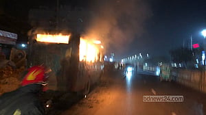 সাভারে সড়কের পাশে রাখা বাসে আগুন