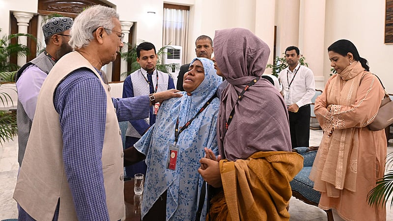 প্রধান উপদেষ্টার সঙ্গে হাদির পরিবারের সাক্ষাৎ, সর্বোত্তম চিকিৎসা নিশ্চিতের আশ্বাস