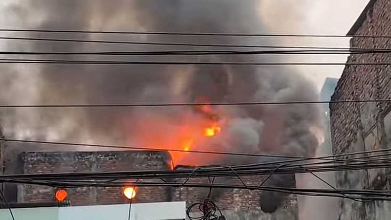 চকবাজারে আবাসিক ভবনে আগুন
