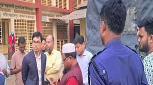 চাঁদপুরে স্কুলের মাঠ থেকে অবৈধ বাজার উচ্ছেদ