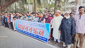 কুমিল্লায় ‘আইদি পরিবহনের’ বাস প্রবেশে প্রতিবন্ধকতা, চাঁদপুরে মানববন্ধন