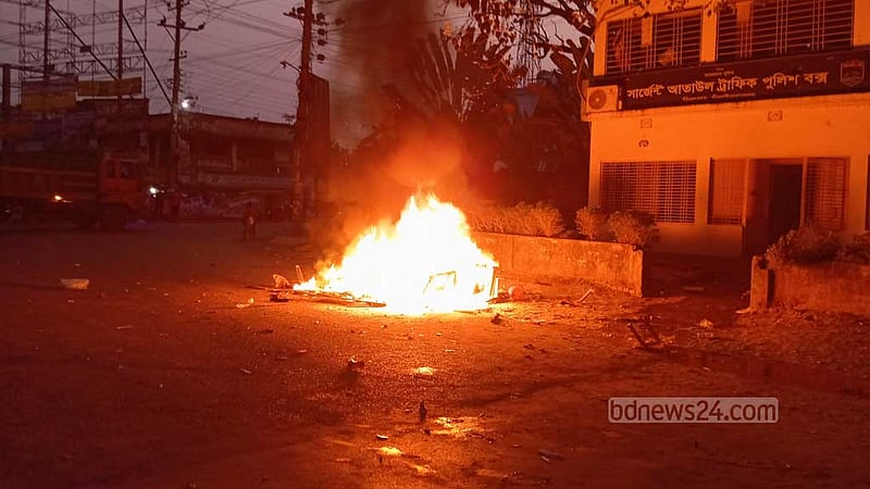চাঁপাইনবাবগঞ্জে সড়কে নিহত ২: সড়ক অবরোধ ও ট্রাফিক বক্সে আগুন
