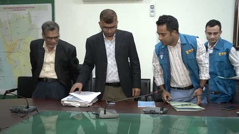 ‘ঘুষ’ দাবি: সিডিএ কার্যালয়ে দুদকের অভিযান