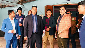দুই ভোটকেন্দ্র ঘুরে দেখলেন চট্টগ্রামের ডিসি