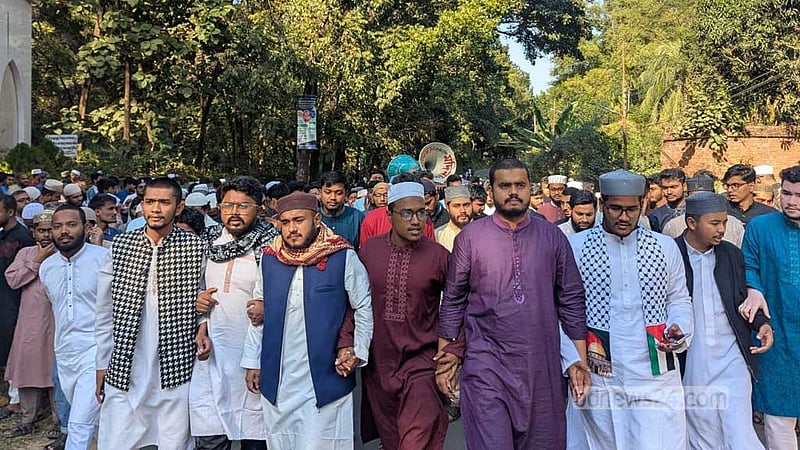 ‘হাদির মত কণ্ঠস্বর প্রয়োজন ছিল’: চবিতে বিক্ষোভ মিছিলে শিক্ষার্থীরা