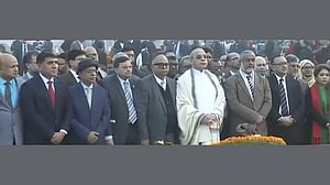 স্মৃতিসৌধে প্রধান বিচারপতির শ্রদ্ধা