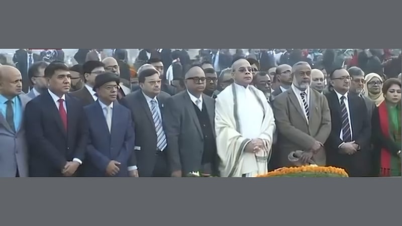 স্মৃতিসৌধে প্রধান বিচারপতির শ্রদ্ধা