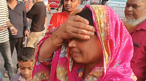 ‘ফ্লাইওভার থেকে ছোড়া’ ককটেলে নারী আহত