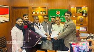 হাসনাতের পক্ষে মনোনয়নপত্র সংগ্রহ করলেন শহীদ পরিবারের সদস্যরা
