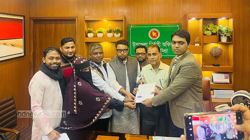 হাসনাতের পক্ষে মনোনয়নপত্র সংগ্রহ করলেন শহীদ পরিবারের সদস্যরা