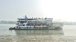 কক্সবাজারে নোঙর করা সেন্টমার্টিনগামী জাহাজে আগুন, নিহত ১
