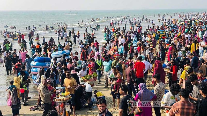টানা ছুটিতে কক্সবাজারে পর্যটকের ঢল, বাড়তি ভাড়ায় ‘ভোগান্তি’