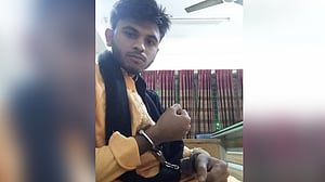ঘুমে পুলিশ, ফেইসবুকে হাতকড়া পরা আসামির সেলফি