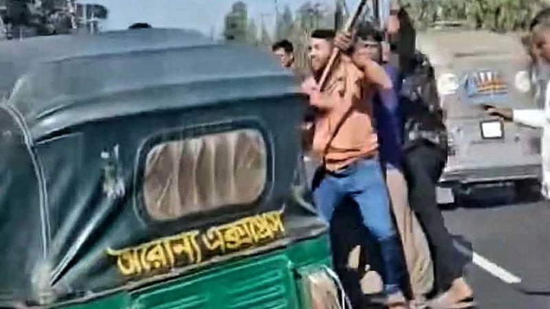 নম্বরহীন অটোরিকশা আটক: পুলিশের ওপর হামলার ঘটনায় গ্রেপ্তার ১৬