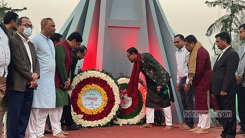 চট্টগ্রামে বিজয় দিবসের সকালে শহীদদের স্মরণ