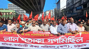 লালদিয়া চুক্তি বাতিলের দাবি: চট্টগ্রাম বন্দর অভিমুখে স্কপের লাল পতাকা মিছিল