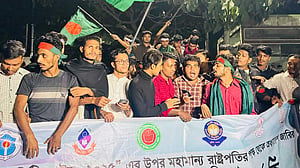 ঢাকা সেন্ট্রাল ইউনিভার্সিটি: রাতেও শিক্ষা ভবনের সামনে অবস্থানে শিক্ষার্থীরা